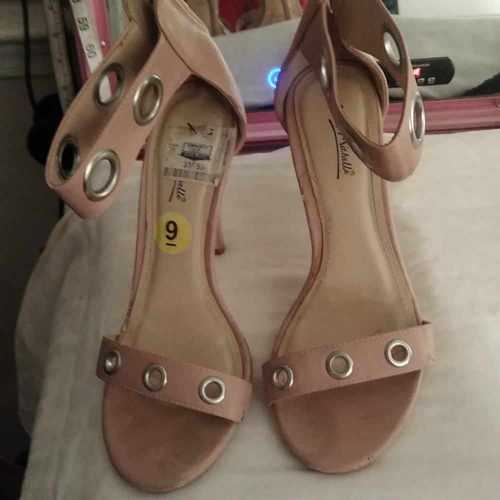 Pretty but will used worn on the bottom back of heel has nicks - Picture 1 of 9